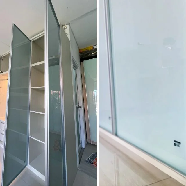 Lemari Custom Plywood berlapis HPL dengan Pintu Glass Tone Dipadukan Dengan Frame Aluminium