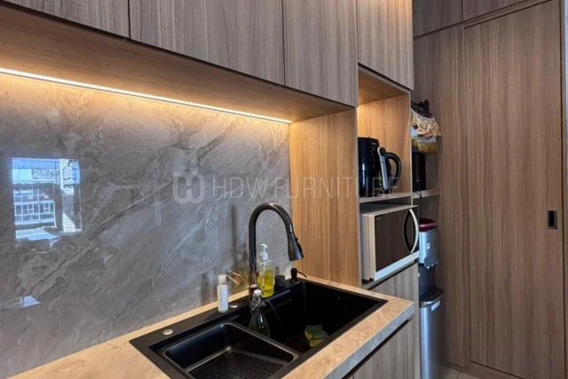 Kitchen Set Modern dengan Vibe Hangat ala Villa Tropical