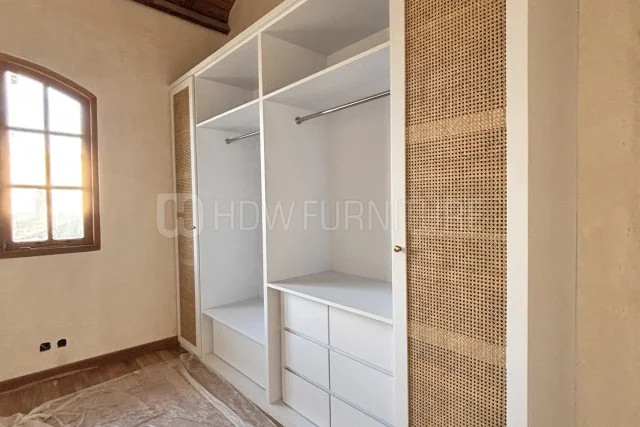 Wardrobe Custom Modern Natural dengan Sentuhan Tropis Ungasan