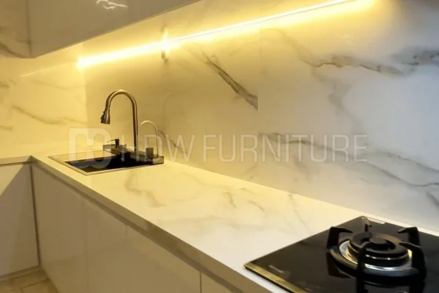 Custom Kitchen Set Modern Putih Material Glossy Jembrana